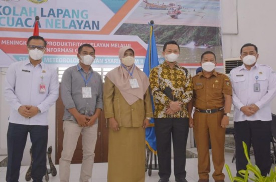 Hadiri pembukaan sekolah lapangan cuaca nelayan di aula Kantor Perikanan Kabupaten Kampar